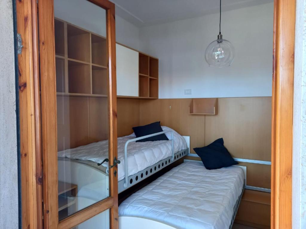 a pair of bunk beds in a small room at Carachouse-Lido di Camaiore, tra pini marini e mare in Lido di Camaiore