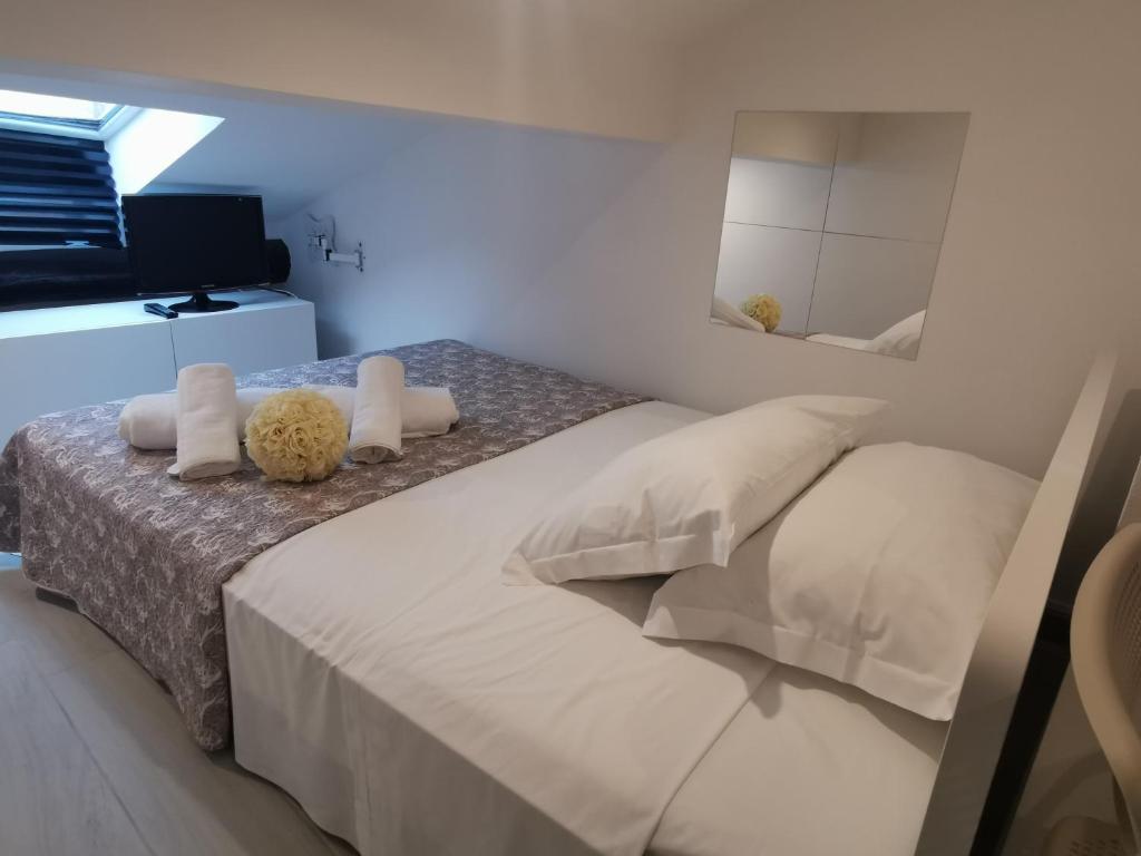 A bed or beds in a room at Alle Mansarde