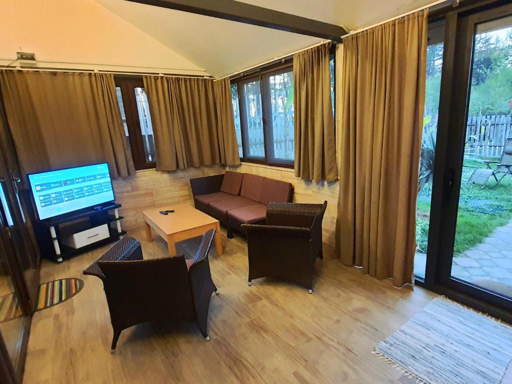 TV a/nebo společenská místnost v ubytování House & Yard Sesil XL 90m to beach