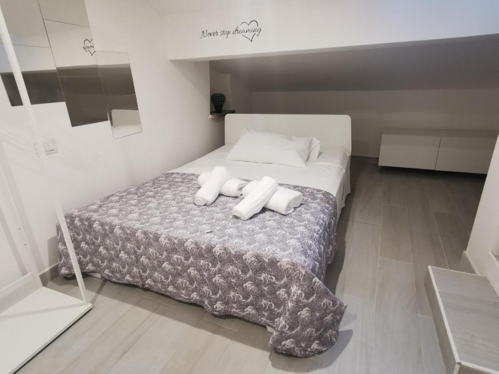 A bed or beds in a room at Alle Mansarde