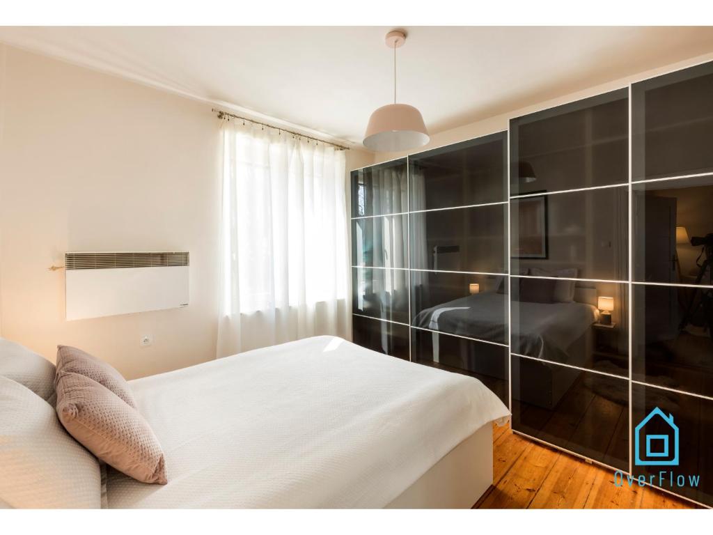 Posteľ alebo postele v izbe v ubytovaní Mirror Room -15 Minutes to Gdańsk Old Town & Seaside