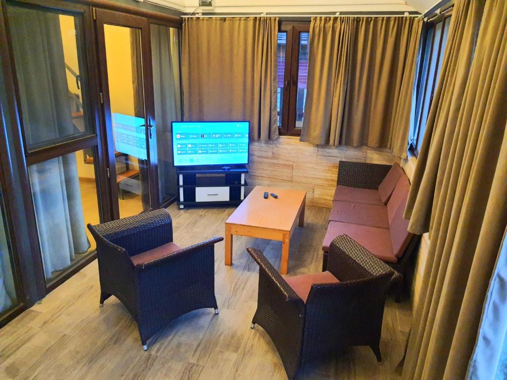 TV a/nebo společenská místnost v ubytování House & Yard Sesil XL 90m to beach