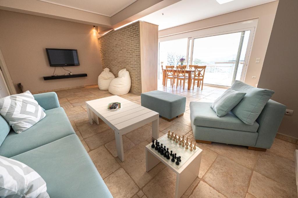 Posezení v ubytování Kalavria Luxury Suites, Afroditi Suite with magnificent sea view and private swimming pool.