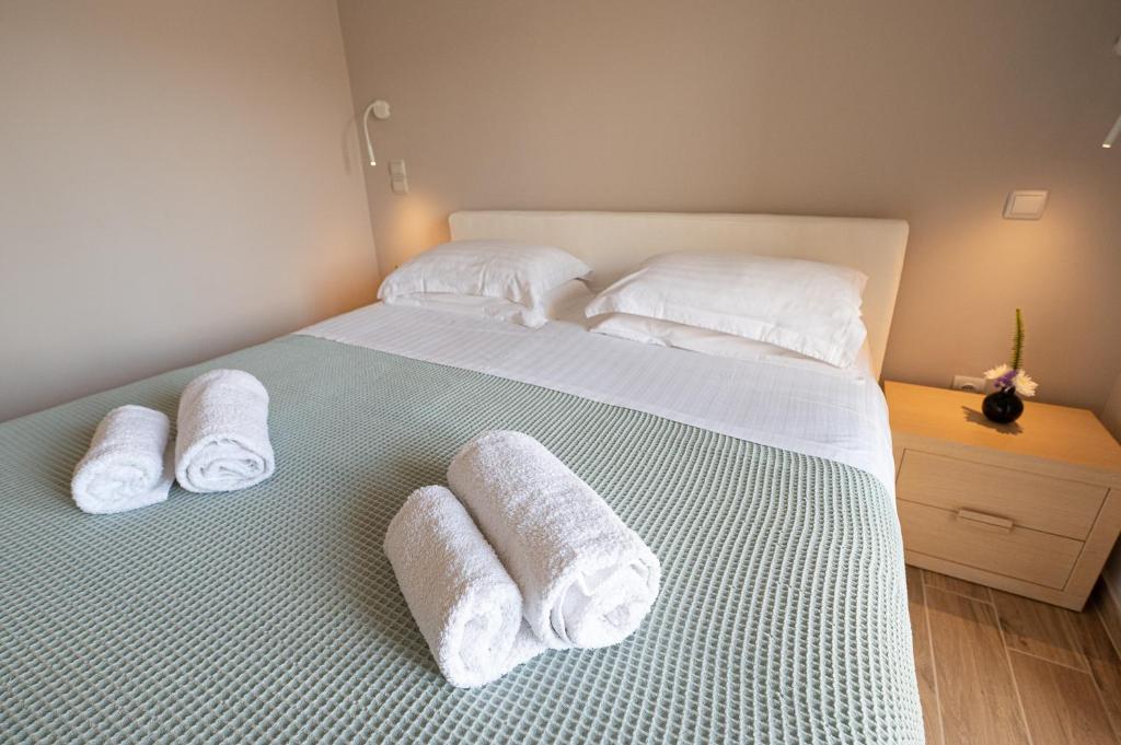Postel nebo postele na pokoji v ubytování Kalavria Luxury Suites, Afroditi Suite with magnificent sea view and private swimming pool.