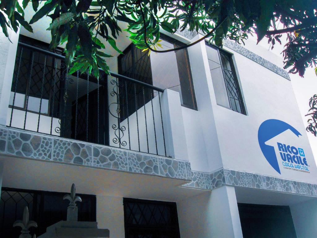 un bâtiment avec un panneau sur son côté dans l'établissement Casa Hostal Rico Vacile, à Valledupar