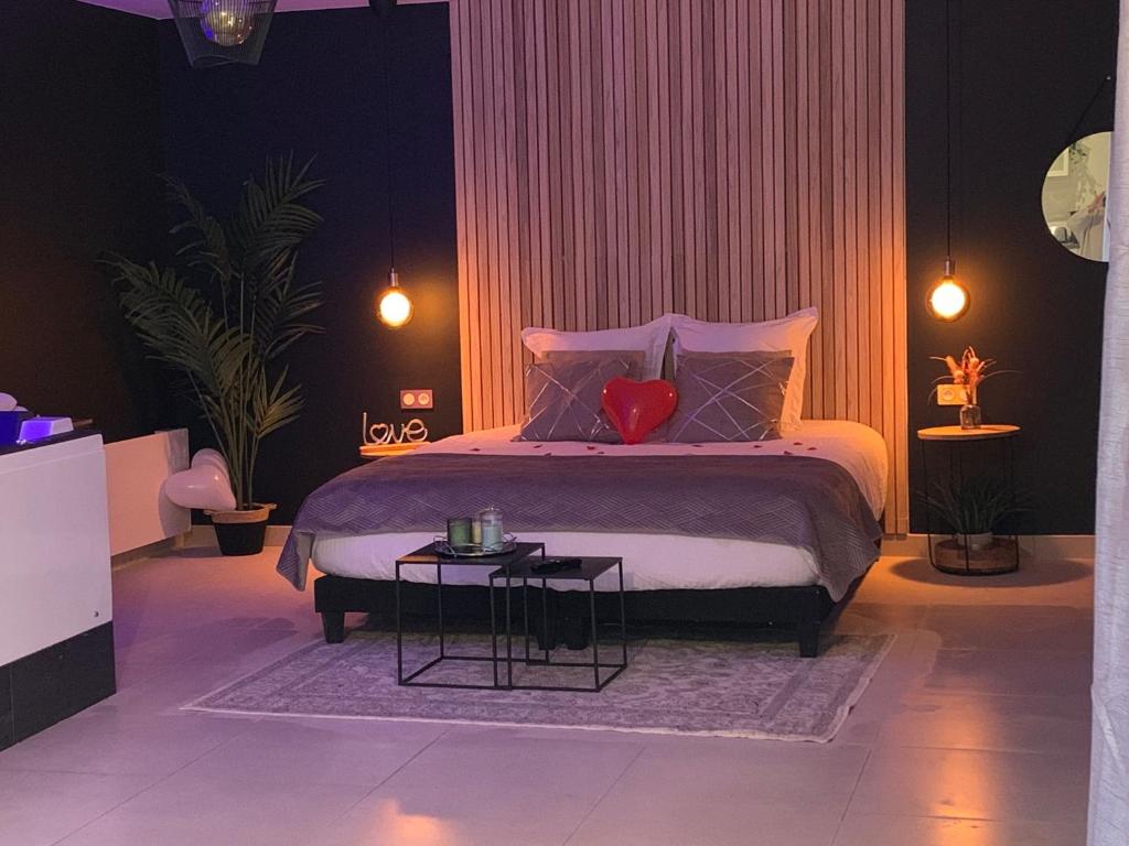 een slaapkamer met een bed met een rood hart erop bij Cosy Spa Grigny in Grigny