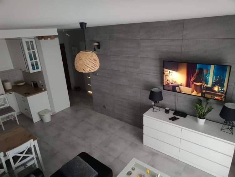 Televízia a/alebo spoločenská miestnosť v ubytovaní Przytulny kącik na Mazurach