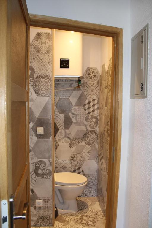 Koupelna v ubytování Studio ISARD, wifi et parking gratuit, Navette gratuite au pied de la résidence, possibilité forfait ménage et location linge de lit et toilette, à 10 minutes à pied du centre ville