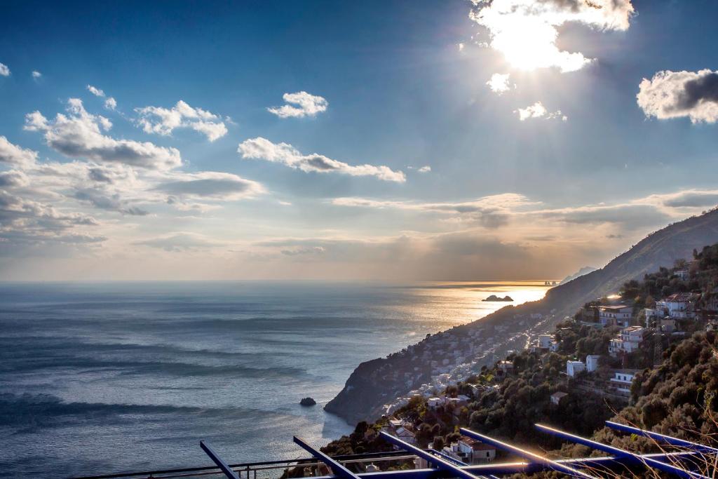 mit Blick auf die Amalfiküste und das Meer in der Unterkunft Domus Teresia - Amalfi Coast in Furore