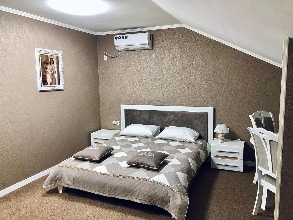 1 dormitorio con 1 cama con 2 almohadas en Hotel Korona, en Kropyvnytskyi