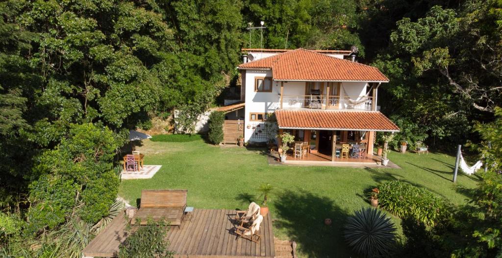 eine Luftansicht eines Hauses mit Hof in der Unterkunft Pousada Encanto da Bocaina - Serra da Bocaina in São José do Barreiro