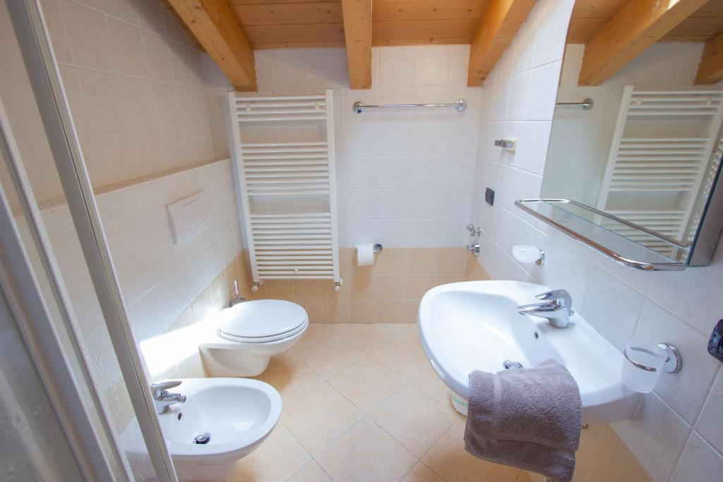 Koupelna v ubytování Chalet Li Baita Daniela