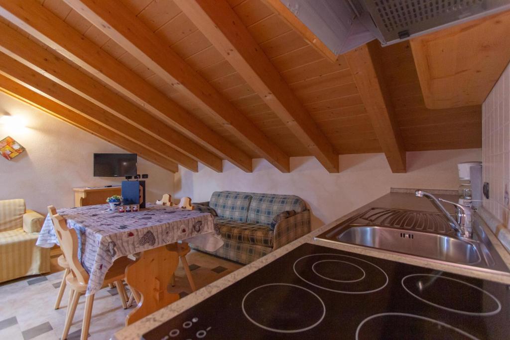 TV a/nebo společenská místnost v ubytování Chalet Li Baita Daniela