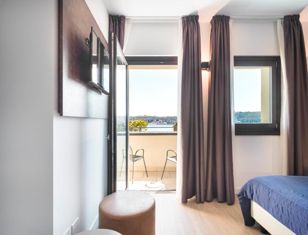 Un pat sau paturi într-o cameră la Rivalta Life Style Hotel