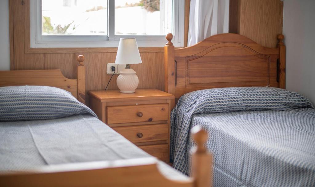 A bed or beds in a room at R126 Beachfront Apartment Sant Salvador