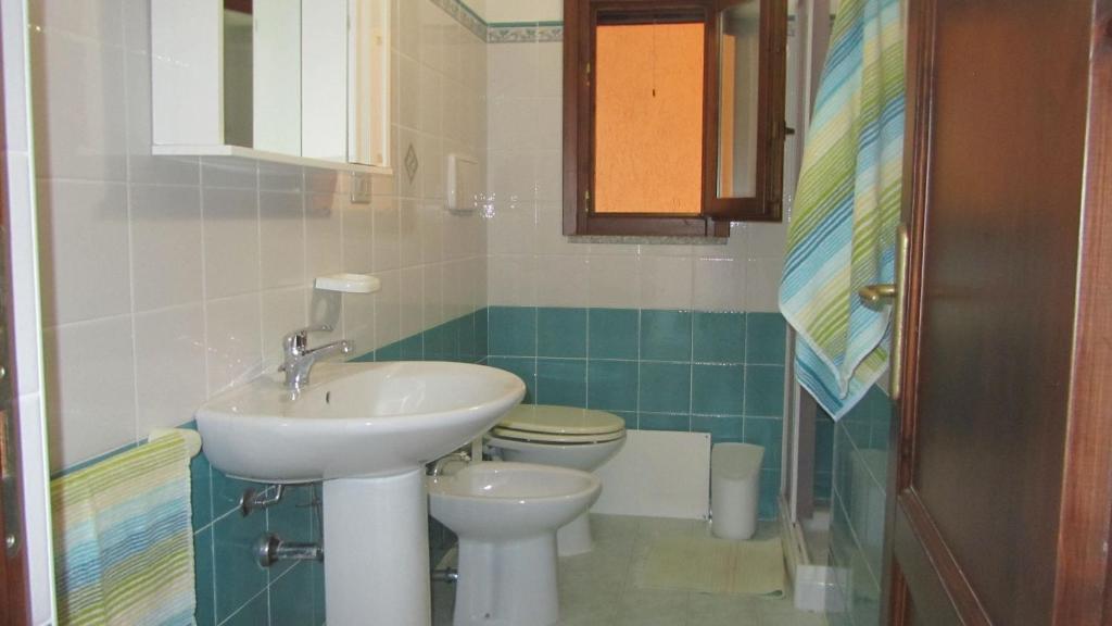 łazienka z umywalką i toaletą w obiekcie Casa Mira con piscina e bellissima vista mare w mieście Costa Paradiso