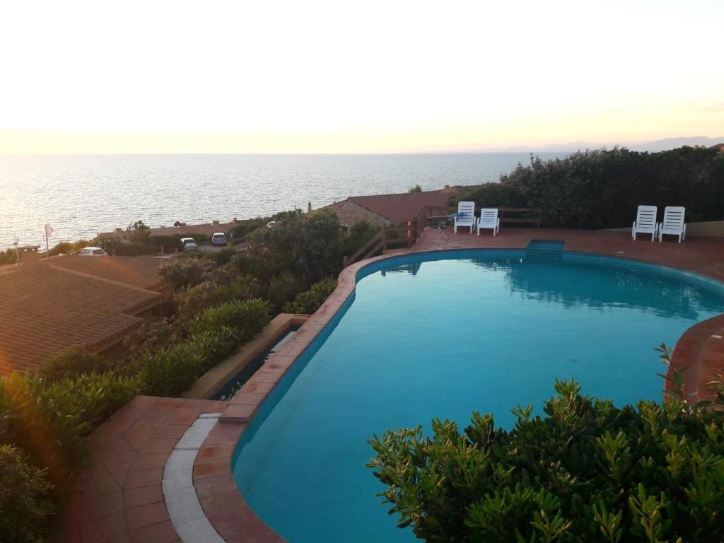 Basen w obiekcie Casa Mira con piscina e bellissima vista mare lub w pobliżu