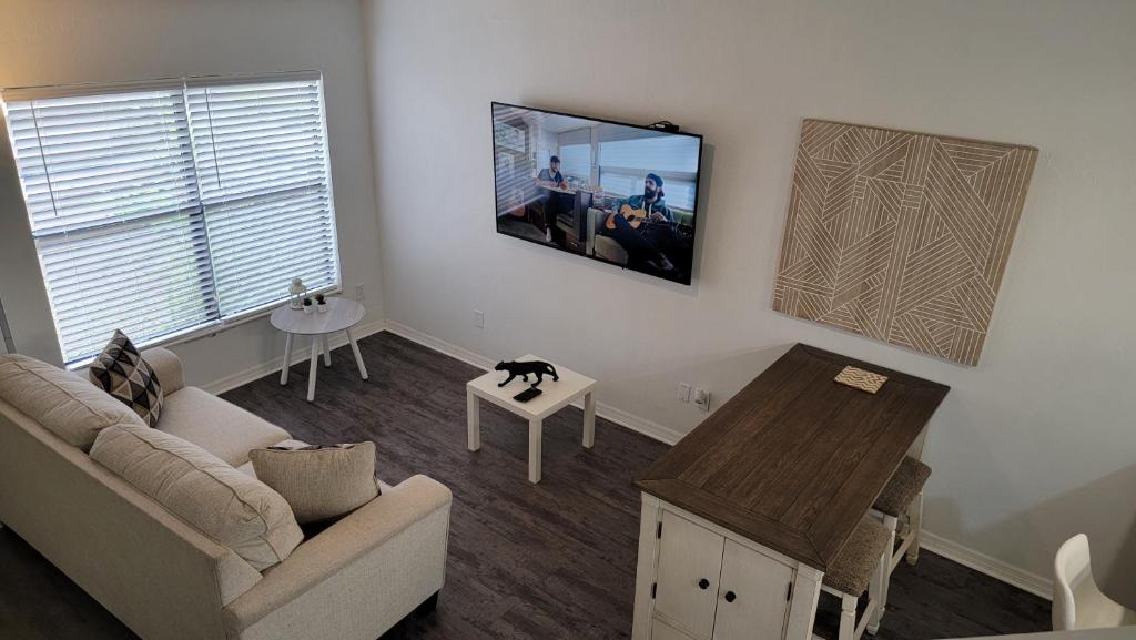Discover Luxury Condo Steps Away from Celebration Pointe and I-75!的电视和/或娱乐中心