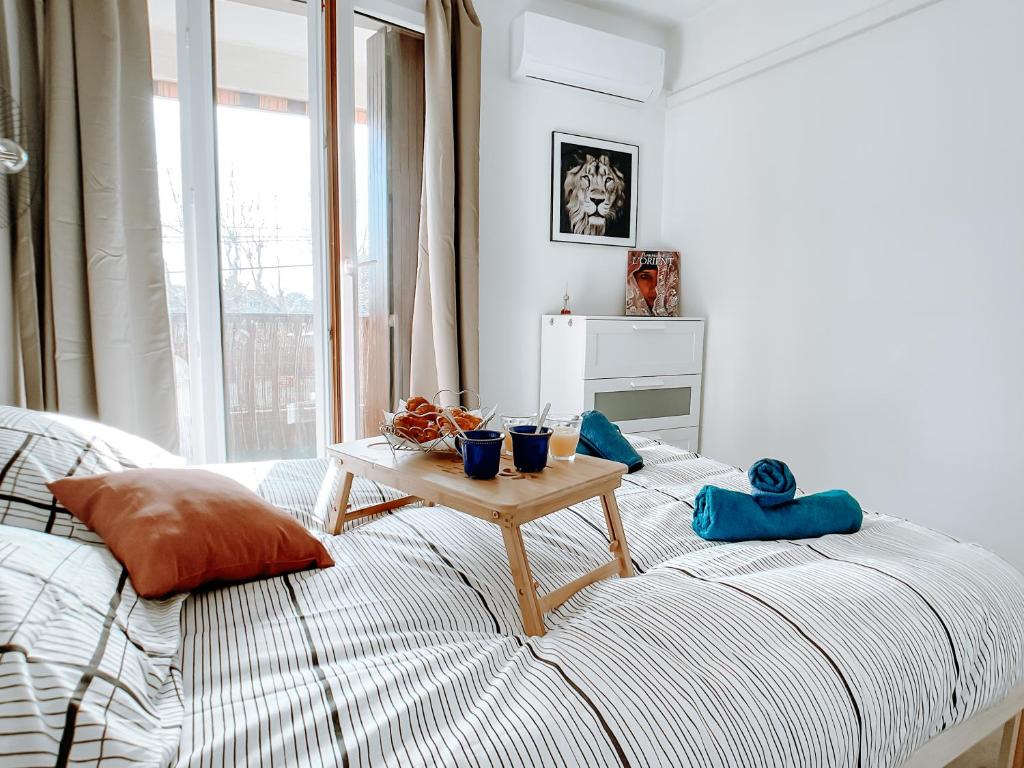 - une chambre avec un lit et une table dans l'établissement Appartement T3 tout confort à 500m de la mer, à Saint-Cyr-sur-Mer