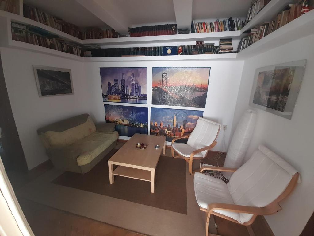 - un salon avec un canapé et une table dans l'établissement Apartament Old City, à Bucarest