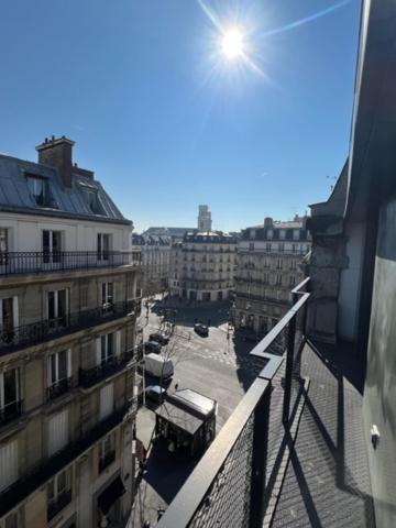 une vue d'une rue de la ville depuis un balcon dans l'établissement Best Place in Saint Germain des Près (montana6), à Paris