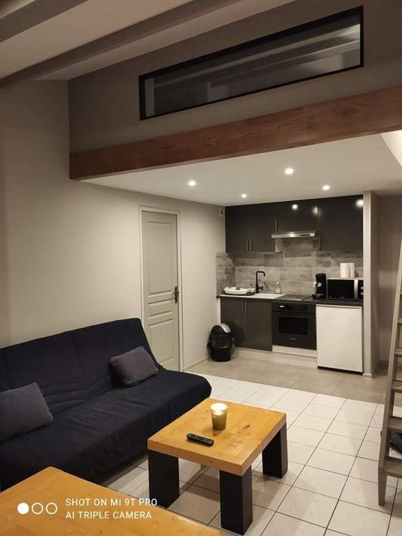 un salon avec un canapé et une table dans l'établissement Appartement entièrement refait à neuf à 150 m de la plage, à Narbonne-Plage