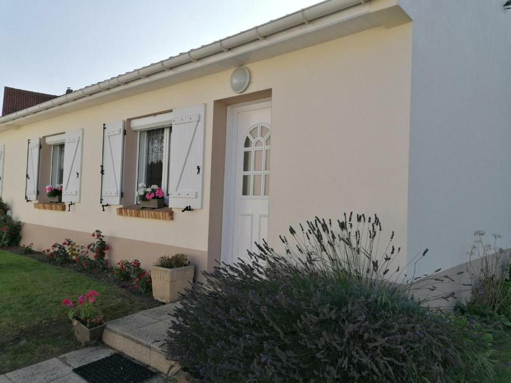 a white house with two windows and a door at Gîte Hesdigneul-lès-Boulogne, 3 pièces, 4 personnes - FR-1-376-108 in Hesdigneul-lès-Boulogne