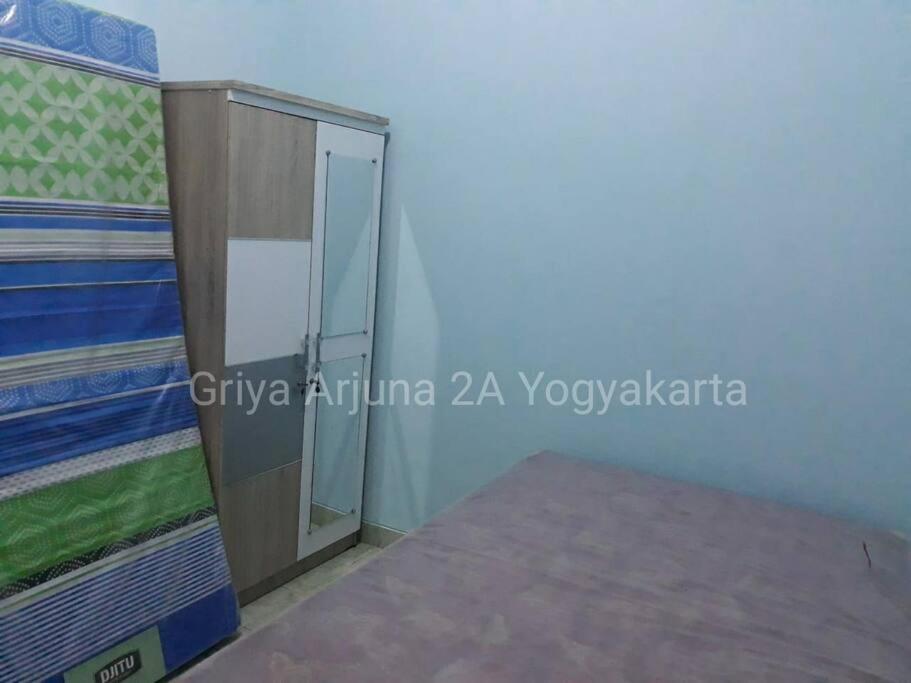 Postel nebo postele na pokoji v ubytování Griya Arjuna 2A