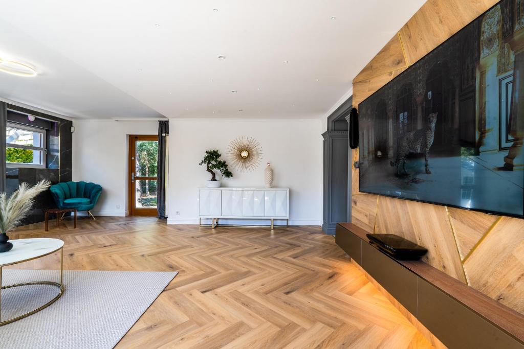 TV a/nebo společenská místnost v ubytování Serenity Prague Villa with garden jacuzzi
