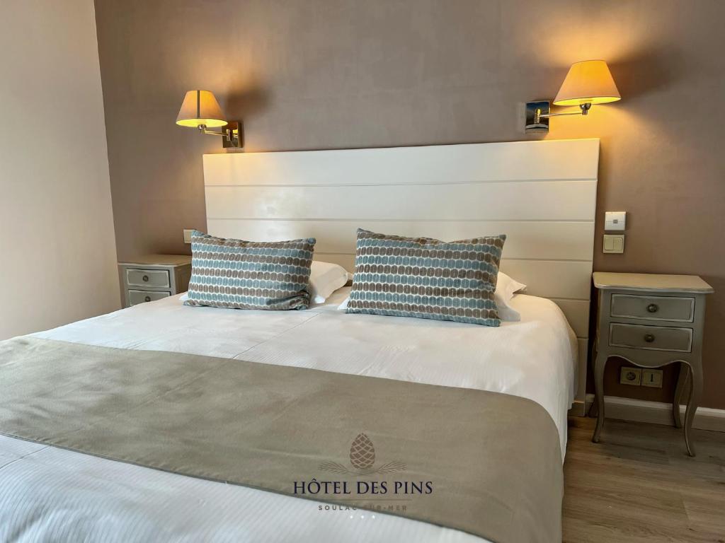 Postel nebo postele na pokoji v ubytování Hotel des Pins