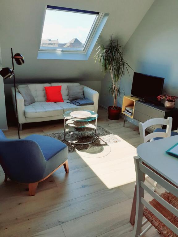 TV a/nebo společenská místnost v ubytování CHARMANT APPARTEMENT à 150 M des THERMES et du CENTRE VILLE