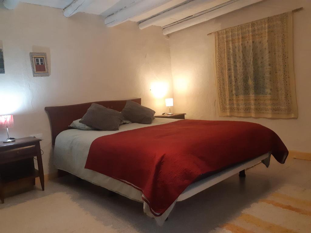A bed or beds in a room at Bonita Casa Rural en la Sierra de Aracena