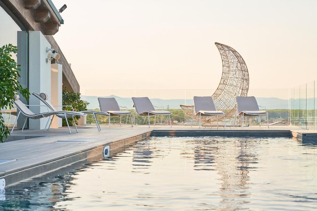Bazén v ubytování Palace Lido Hotel & Suites nebo v jeho okolí