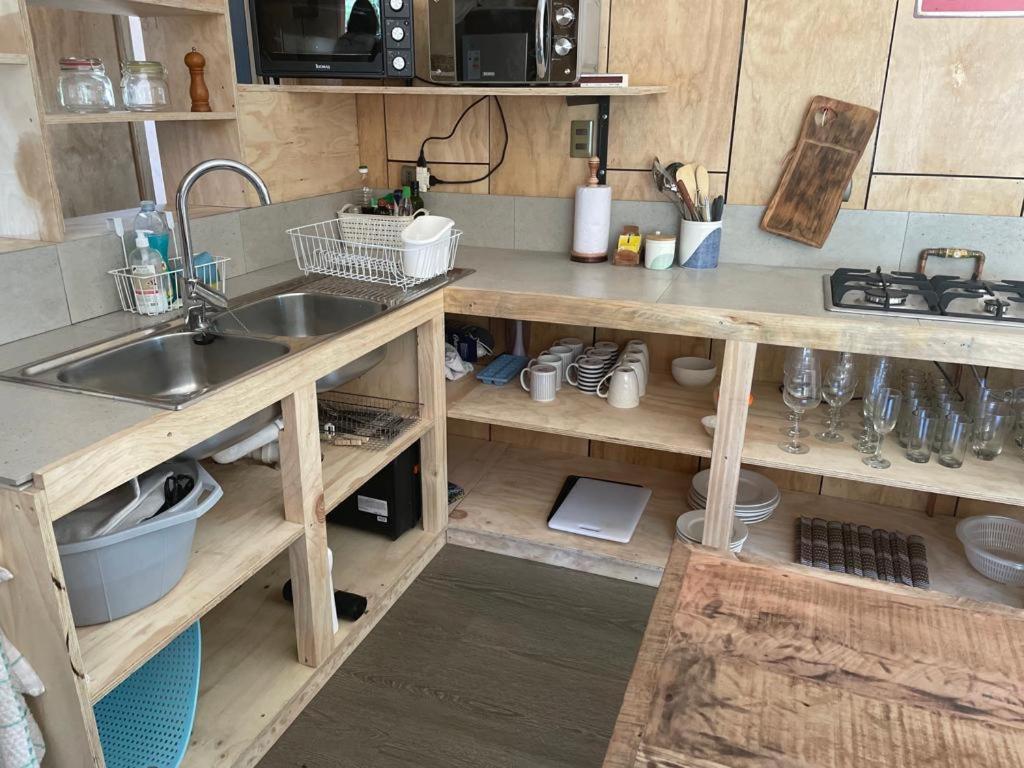 eine Küche mit Spüle und Arbeitsplatte in der Unterkunft CASA VISTA CORRAL in Malalcahuello