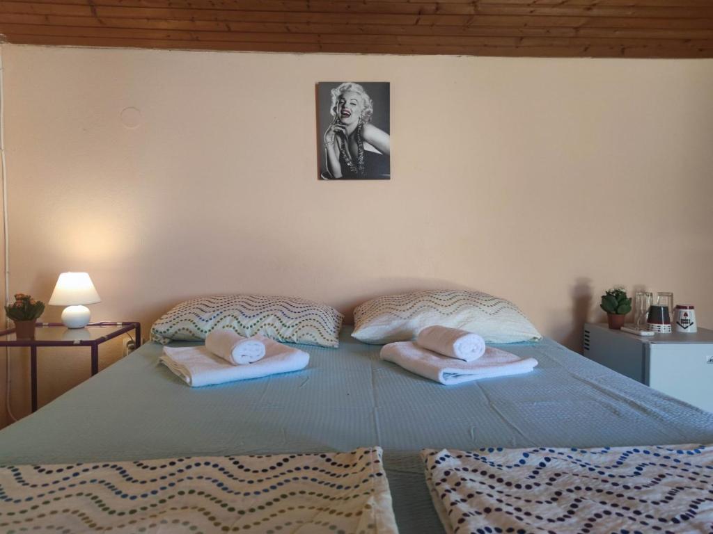 ein Schlafzimmer mit einem Bett mit zwei Handtüchern darauf in der Unterkunft Kuća Anka in Herceg-Novi