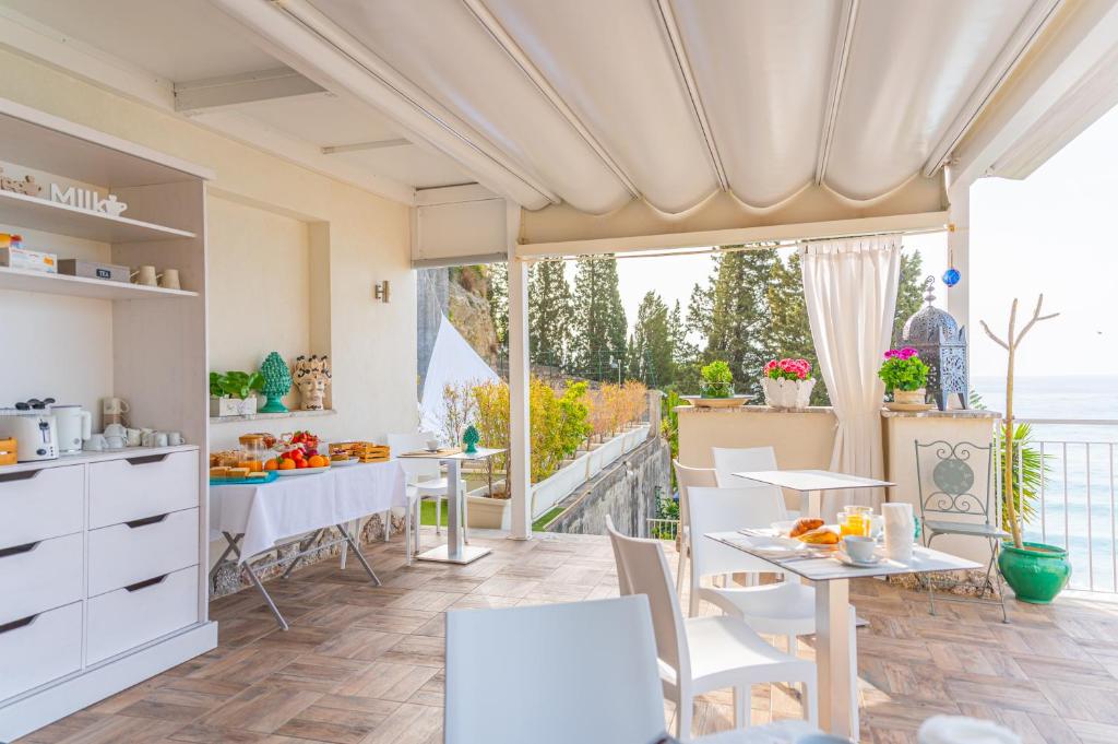 eine Küche und ein Esszimmer mit Meerblick in der Unterkunft BellaVista in Taormina