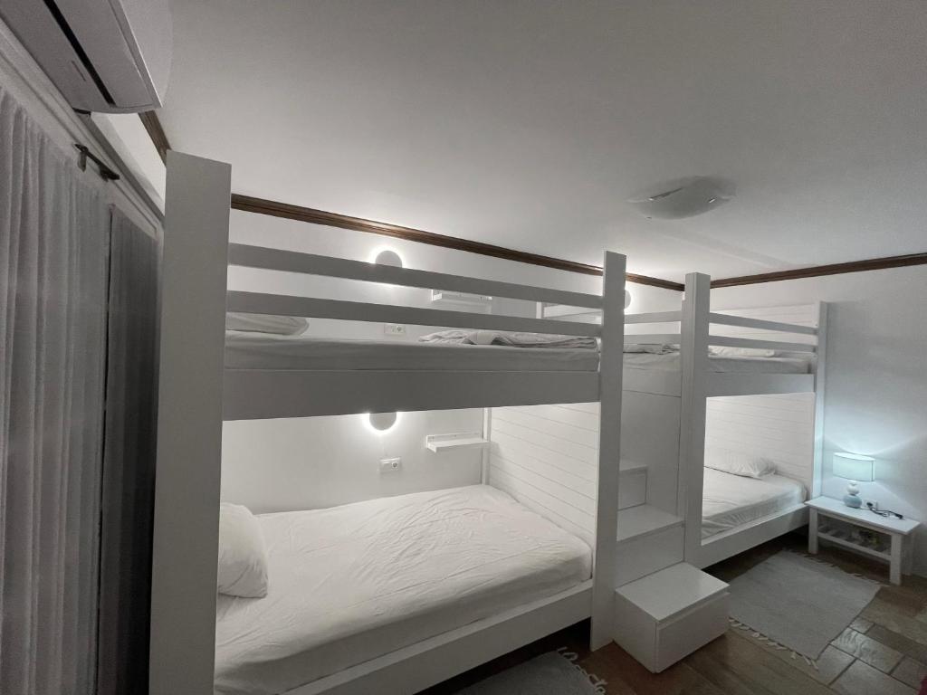A bed or beds in a room at Sarwnisland