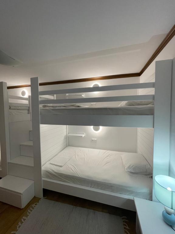 A bed or beds in a room at Sarwnisland
