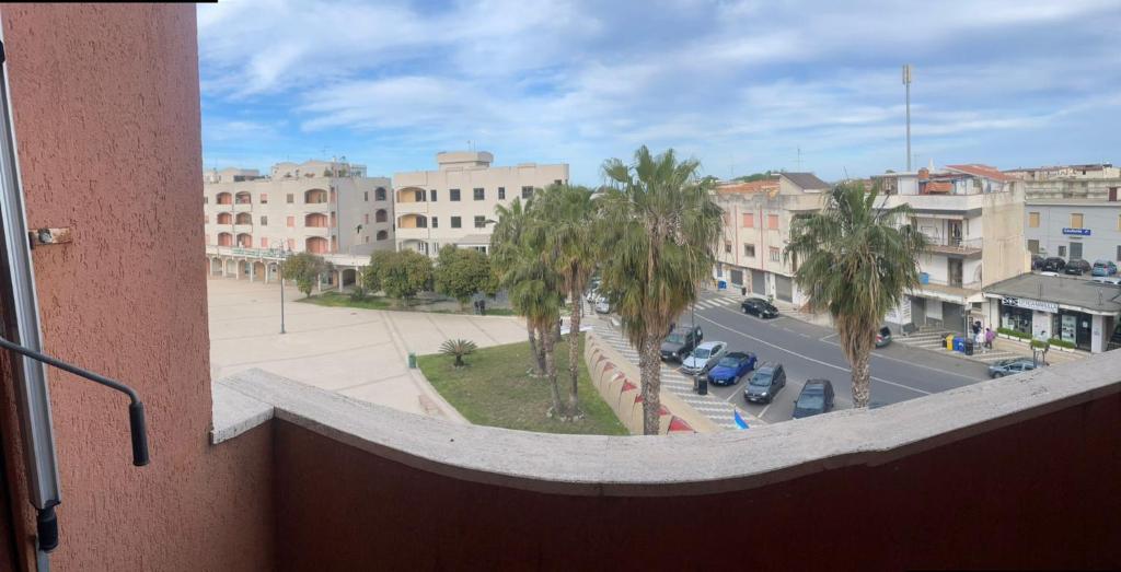 vistas a una calle con palmeras y edificios en Casa vacanze Home To Go, en Caulonia Marina