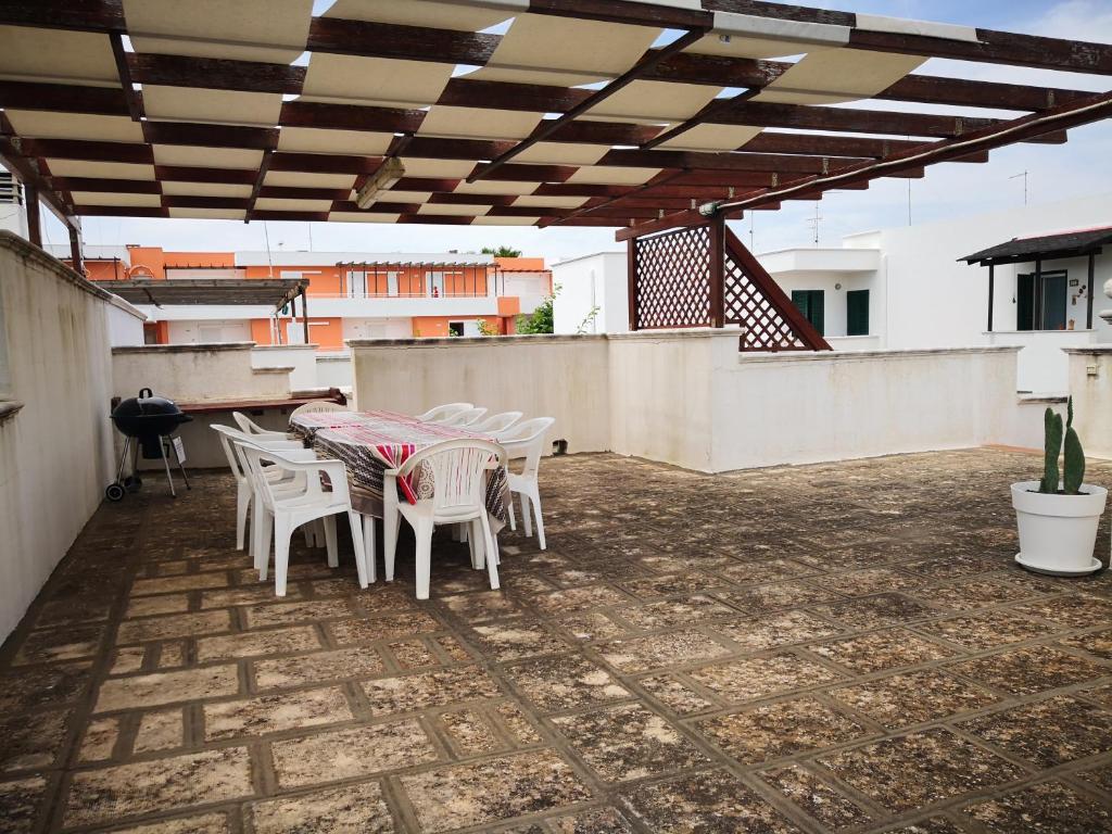 Patio lub wspólna przestrzeń na świeżym powietrzu w obiekcie Villetta Porto Selvaggio
