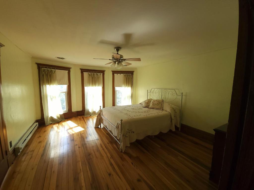BaseCampWV-Durbin. Spacious 4 bedroom house w/yard - Casa De Cuatro Dormitorios