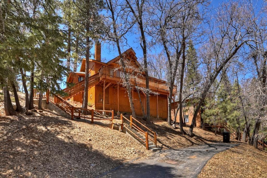uma casa no meio de uma floresta em 018 - Bearly Home em Big Bear Lake