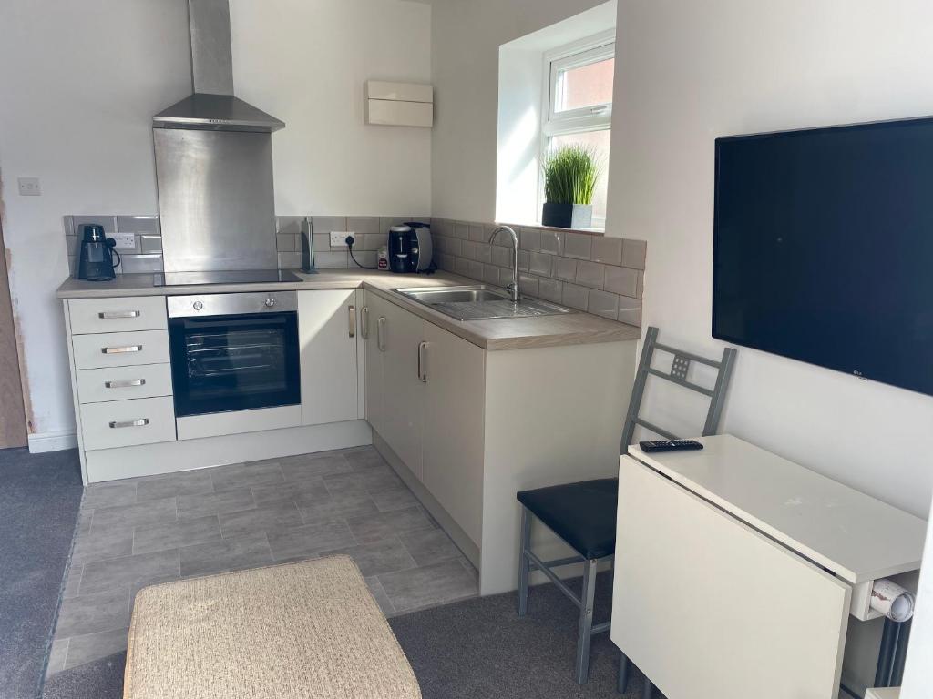 Kuchyň nebo kuchyňský kout v ubytování Cosy one bed central Fareham