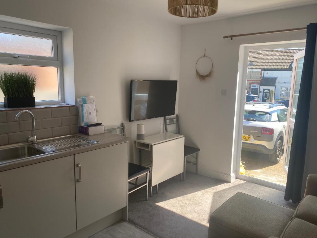 Kuchyň nebo kuchyňský kout v ubytování Cosy one bed central Fareham