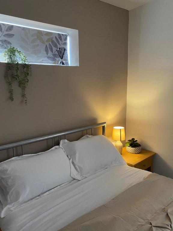 Postel nebo postele na pokoji v ubytování Cosy one bed central Fareham