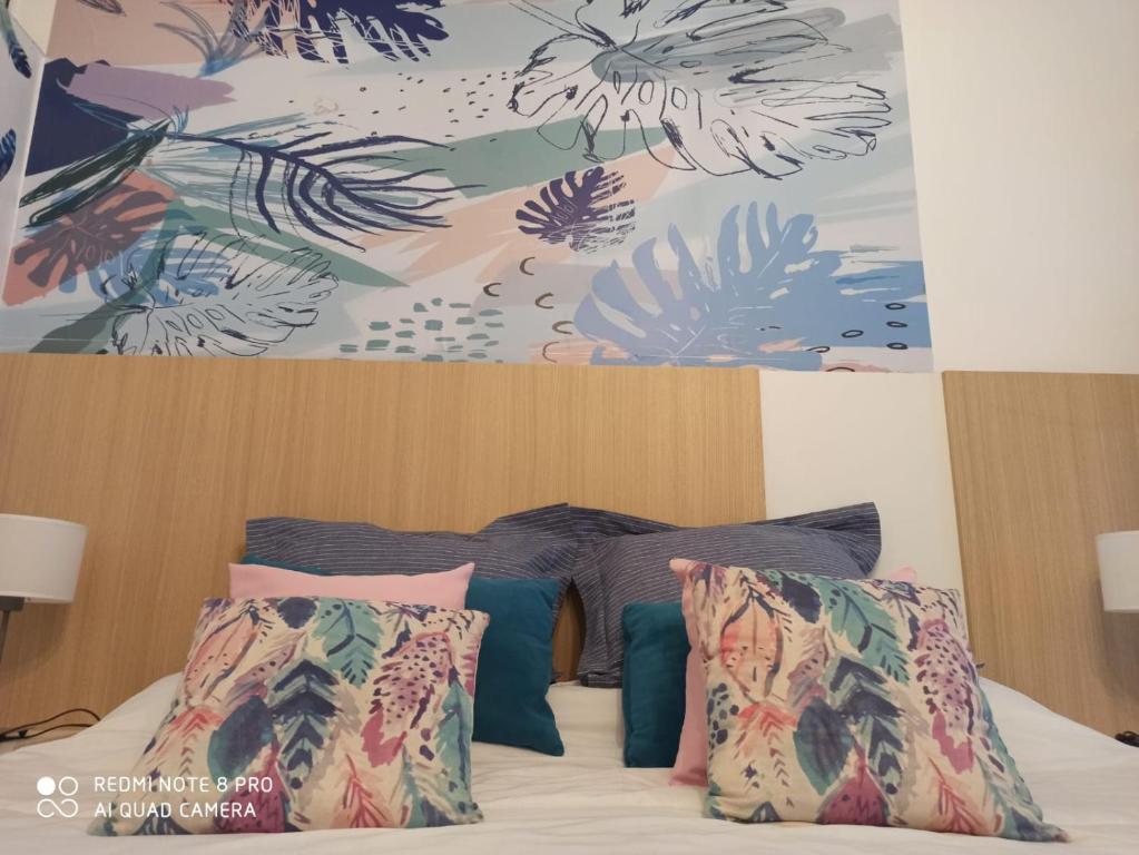 ブエノスアイレスにあるRecoleta Beatiful Apartment IIIのベッドルーム1室(壁に絵画が描かれたベッド1台付)