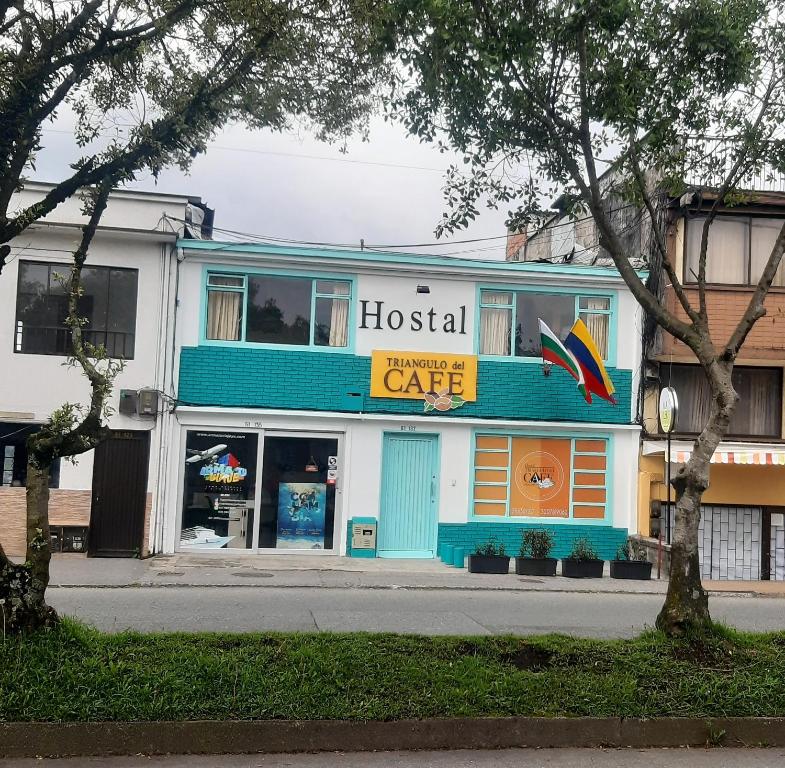 un edificio con un café hospital en una calle en Hostal Triangulo del Café en Manizales