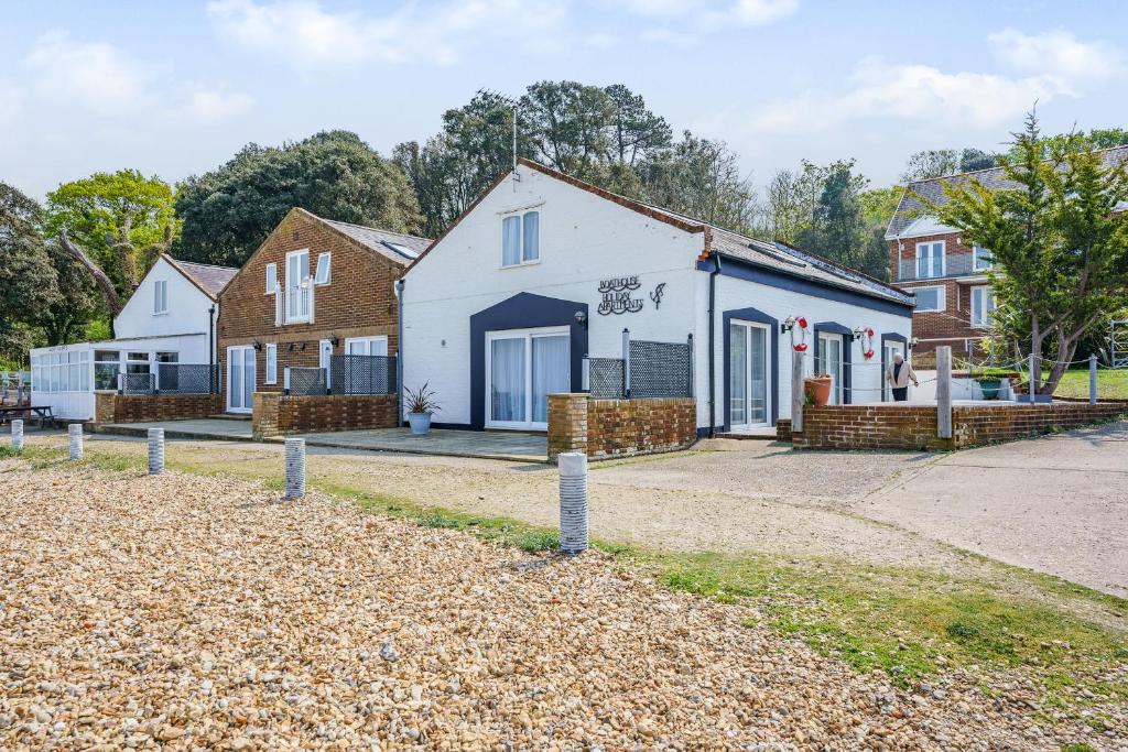 een wit huis met een hek ervoor bij West Sea View No 4 in Yarmouth