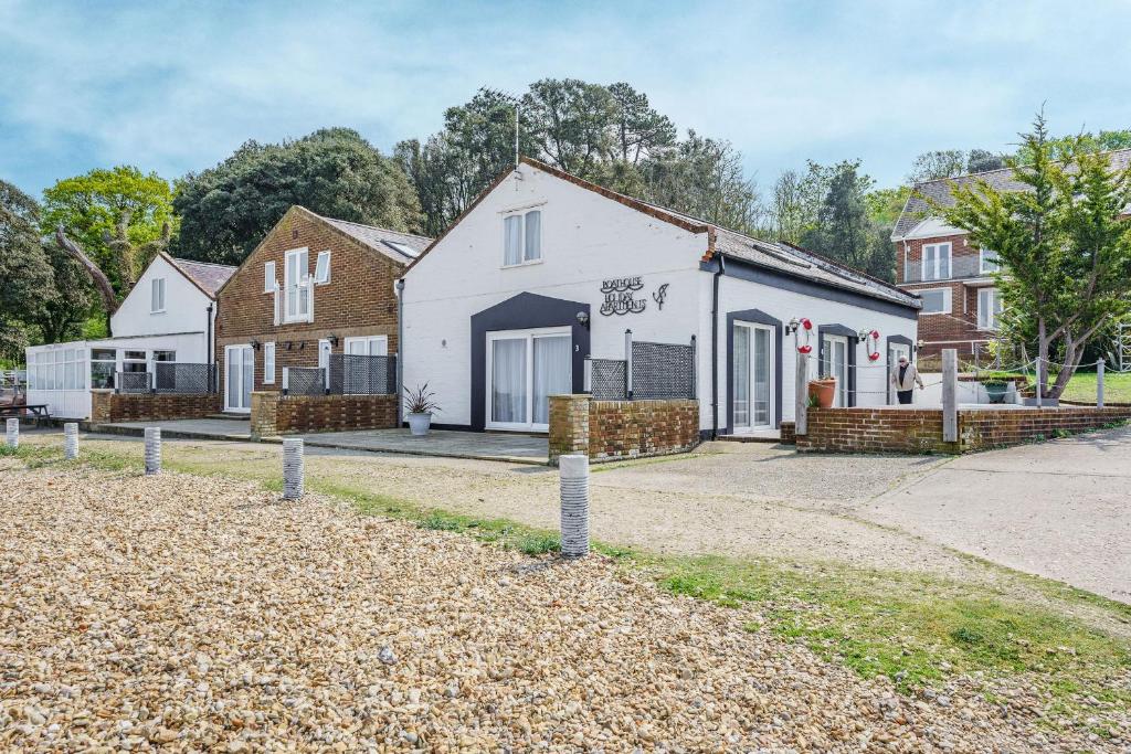 een wit huis met een hek ervoor bij West Sea View No 5 in Yarmouth