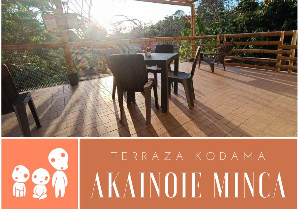 uma imagem de uma mesa e cadeiras num pátio em Akainoie em Minca